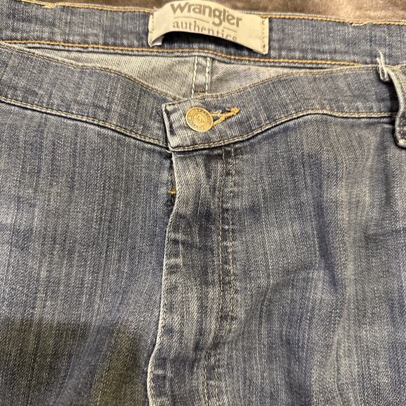 Wrangler Authentics Jeans Men 42 X 30 Blue Straight Leg Medium Wash Cotton Blend - Picture 4 of 12